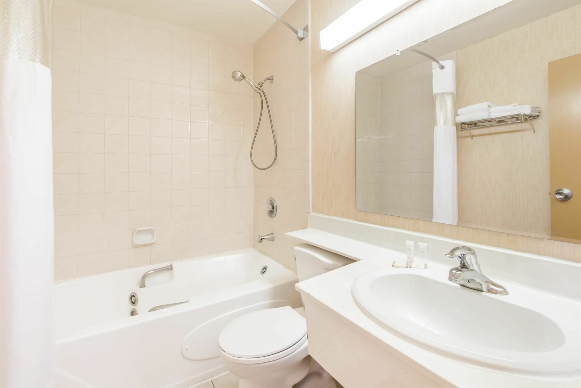 Howard Johnson By Wyndham Kitchener Conestoga Exteriér fotografie